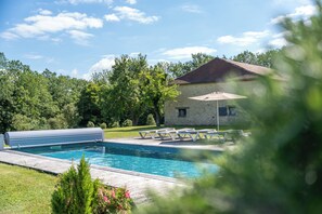 Una piscina al aire libre, una piscina climatizada