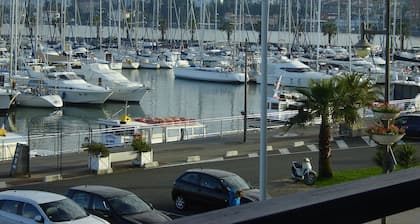 T2 MAGNIFIQUE VUE SUR LE PORT,BELLE PLAGE Ă 100m,ESPAGNE en 10mn, WIFI gratuit