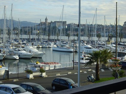 2-Bedroom Apartment with Air Conditioning, Harbor View, Pool, Covered Parking, Beach 100 m Away, Spain 10 Minutes Away, Wi-Fi