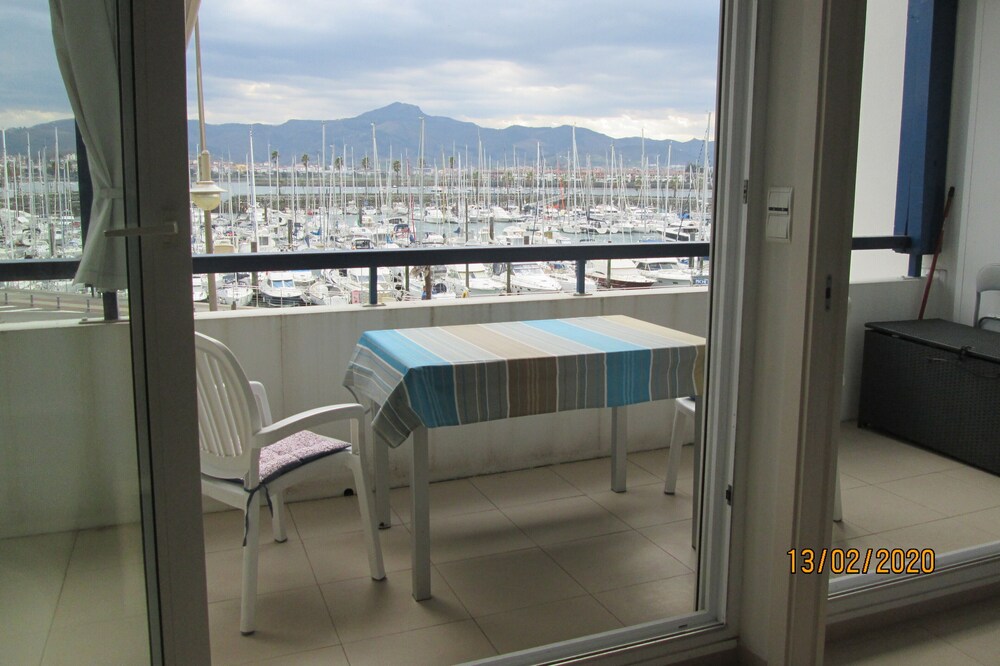 T2, VIEW ON THE PORT, BEACH ON FOOT SWIMMING POOL PARKING COVERED. , WIFI, AIR CONDITIONING, ANY COMFORT