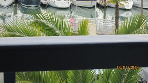 Un port de plaisance où sont amarrés de nombreux bateaux.