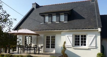 CHARMING, BRIGHT 8-PERSON HOUSE CLOSE TO THE BEACH AND SUSCINIO CASTLE