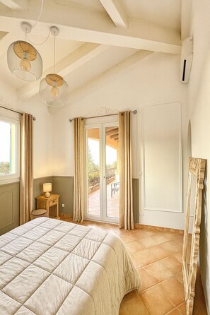 5 bedrooms, iron/ironing board, WiFi, bed sheets