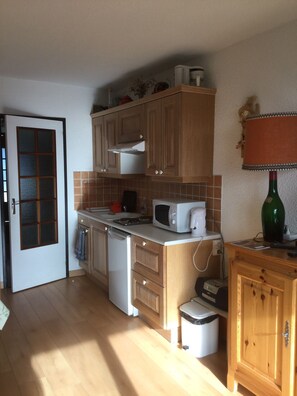 Réfrigérateur, micro-ondes, plaque de cuisson, cafetière/bouilloire