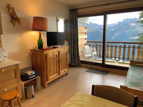 Studio with SOUTH FACING BALCONY, in the heart of the resort, at the foot of the slopes.