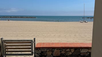 Plage, chaises longues