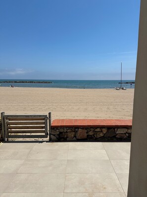 Plage, chaises longues
