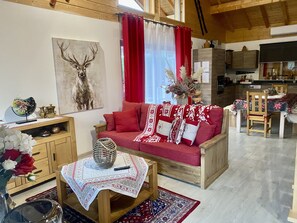 Een televisie, boeken en een stereo