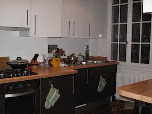 Een koelkast, een magnetron, een oven, een kookplaat