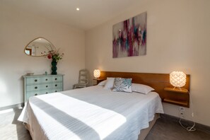 2 chambres, coffres-forts dans les chambres, fer et planche à repasser