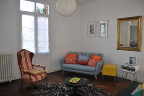 Una televisión, libros