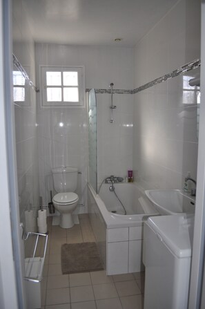 Ensemble douche/baignoire, sèche-cheveux, serviettes fournies, savon