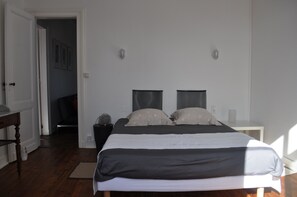 3 chambres, fer et planche à repasser, lit parapluie, Wi-Fi gratuit