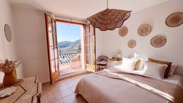 3 bedrooms, iron/ironing board, travel crib, free WiFi