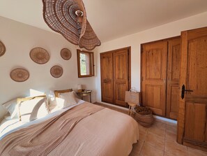 3 habitaciones, tabla de planchar con plancha y cuna de viaje