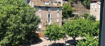 FamiljlÀgenhet i hjÀrtat av en typisk by i Haute Corse