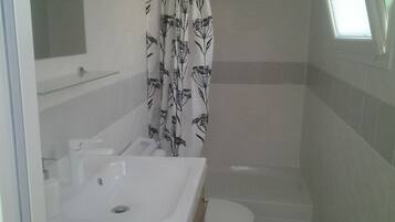 Regadera, secadora de cabello, toallas, papel de baño