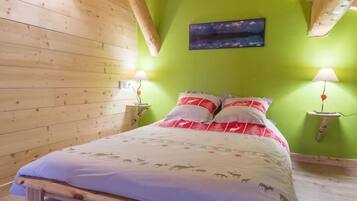 3 bedrooms, iron/ironing board, travel crib, free WiFi