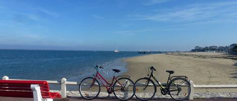 Una spiaggia nelle vicinanze, teli da spiaggia
