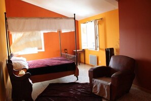 8 bedrooms, desk, iron/ironing board, travel cot