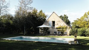 A house with a swimming pool, surrounded by a grassy lawn and trees. - Luxury property with pool in Tourraine (Saché)