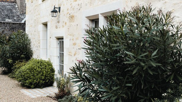 A stone building with a gravel driveway and a well-maintained garden. - Luxury property with pool in Tourraine (Saché)
