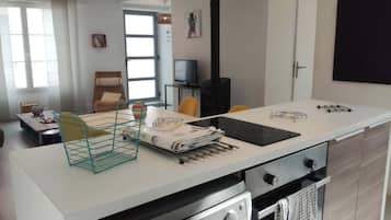 Refrigerador, microondas, horno y parrilla de estufa