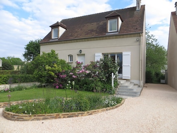 maison individuelle et son emplacement pour la voiture.