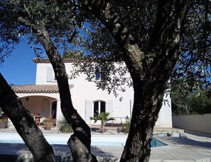 A white building with a tiled roof, a door, and a window with shutters. - Beautiful Villa (Bastide) close to the sea and Pic Saint Loup (Sussargues)