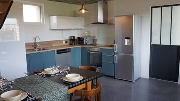 Réfrigérateur, micro-ondes, four, plaque de cuisson