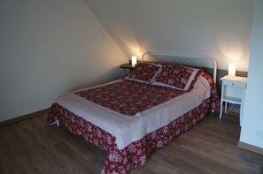 2 bedrooms, desk, iron/ironing board, free WiFi