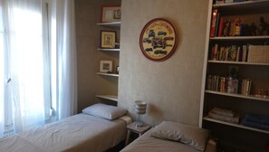 2 Schlafzimmer, Schreibtisch, Bügeleisen/Bügelbrett, Reisekinderbett