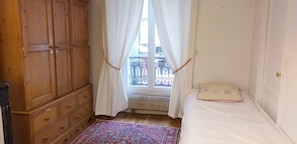 2 bedrooms, desk, iron/ironing board, travel cot