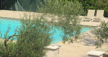 In Uzès, 93m² airco+private terrace, sw.-pool 9X9, WIFI, huge garden, very quiet