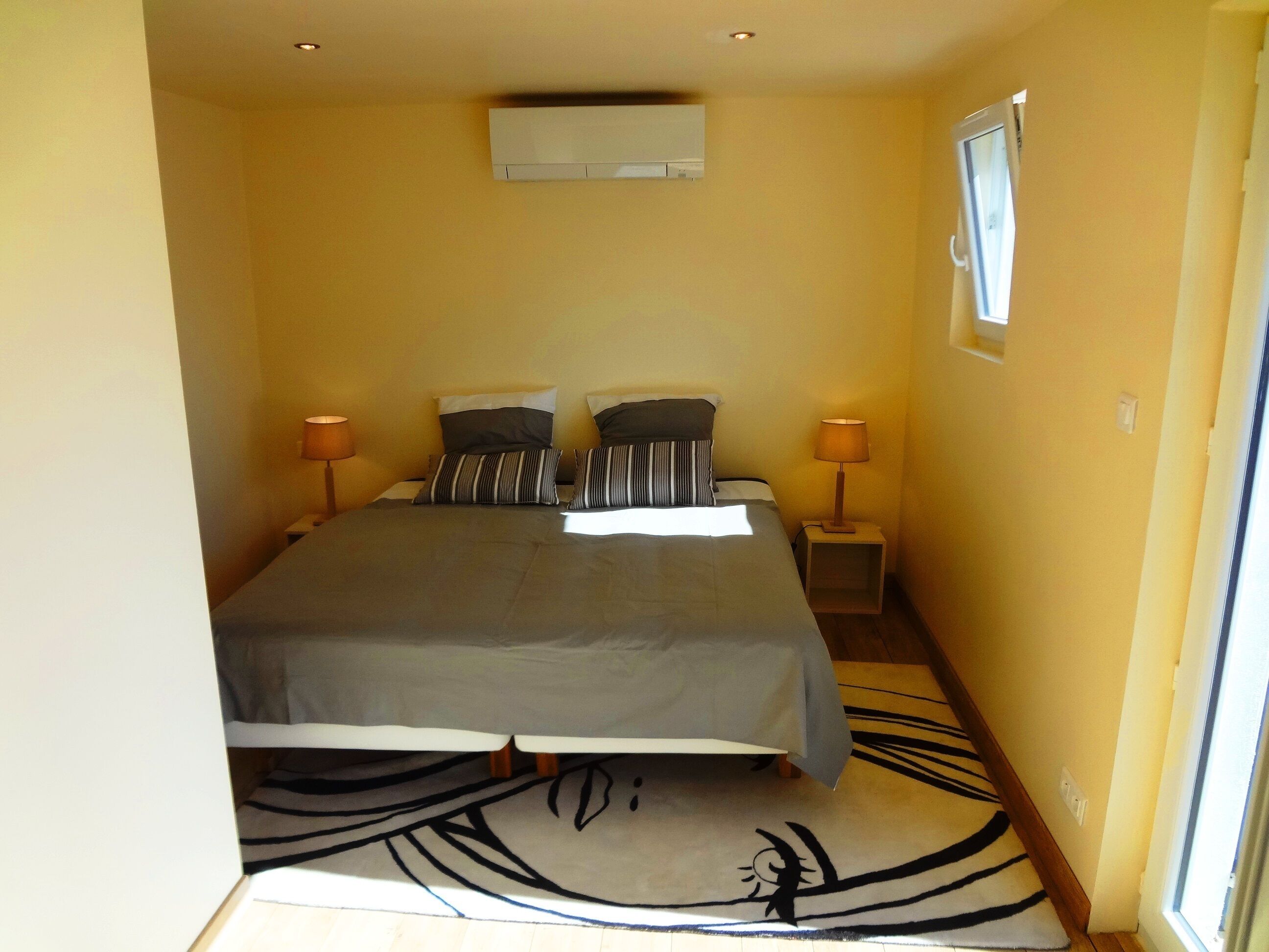 In Uzès, 93sqm with AC +private terrace, swimming-pool 9X9, WIFI, huge garden, very quiet