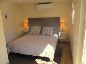 2 habitaciones, tabla de planchar con plancha y cuna de viaje 