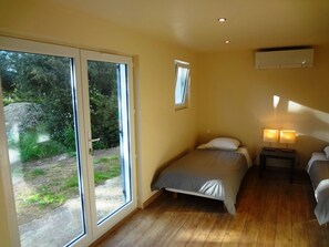 2 habitaciones, tabla de planchar con plancha y cuna de viaje