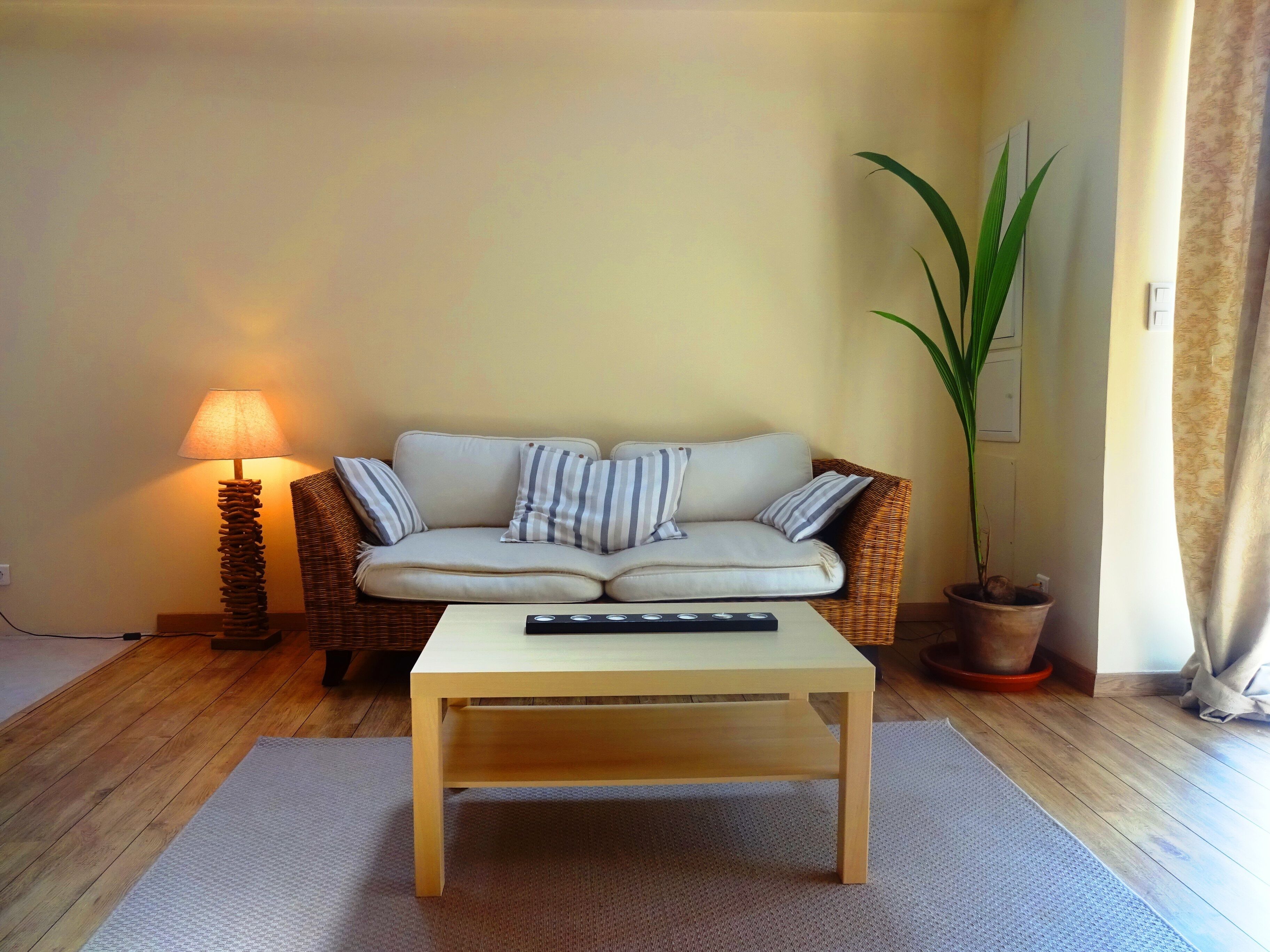 In Uzès, 93sqm with AC +private terrace, swimming-pool 9X9, WIFI, huge garden, very quiet