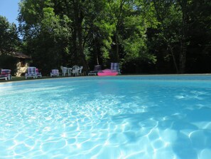 Utomhuspool och uppvärmd pool