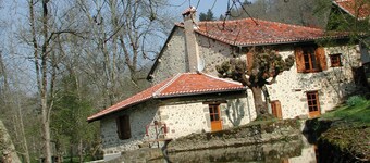 
A true oasis of calm in a wooded and shaded setting by the river, heated pool.