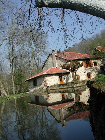 
A true oasis of calm in a wooded and shaded setting by the river, heated pool.