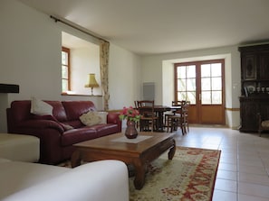 Smart TV, fireplace, DVD player, table tennis