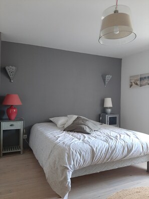 2 camere, una scrivania, ferro/asse da stiro, culla da viaggio