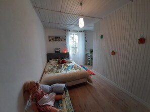 2 chambres, bureau, fer et planche à repasser, lit parapluie