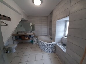 Ensemble baignoire-douche, séchoir à cheveux, savon, shampooing