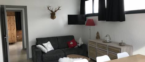 Téléviseur, table de baby-foot