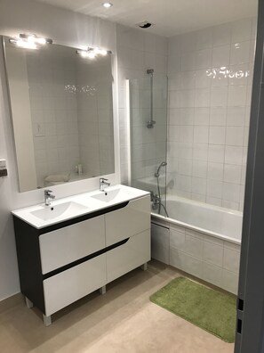 Baignoire, sĂšche-cheveux