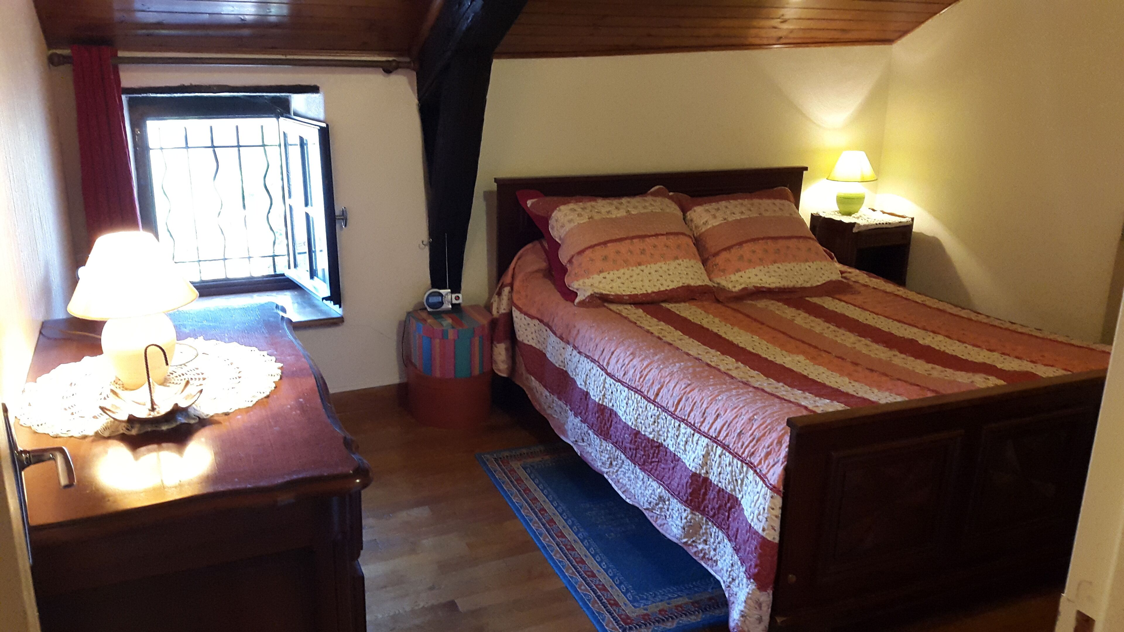 2 slaapkamers, een strijkplank/strijkijzer, beddengoed