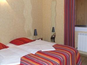 7 Schlafzimmer, Schreibtisch, Bügeleisen/Bügelbrett, Reisekinderbett