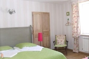 7 bedrooms, desk, iron/ironing board, travel cot